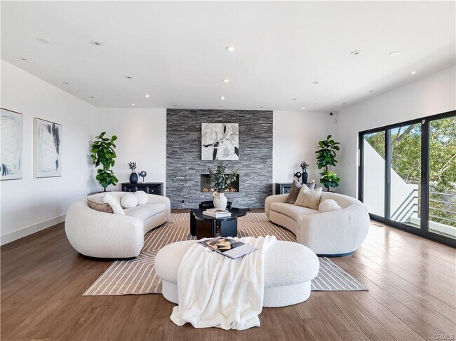 Building Photo - 2287 Sunset Plaza Dr