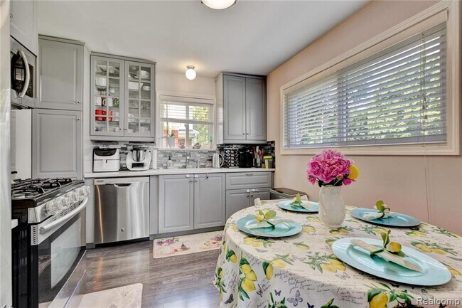 Building Photo - Beautiful Home in Dearborn Heights