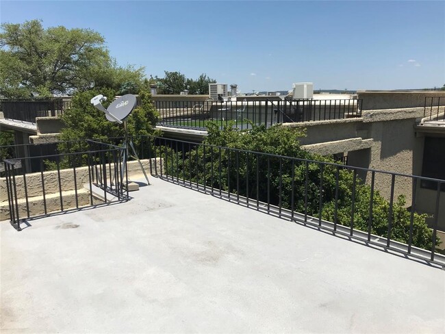 Building Photo - 5914 Lago Vista Way