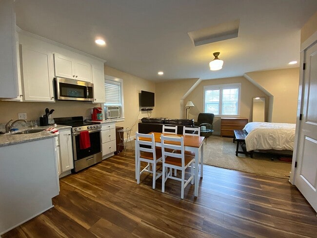 Building Photo - Furnished ADU in Multnomah Village on Quie...