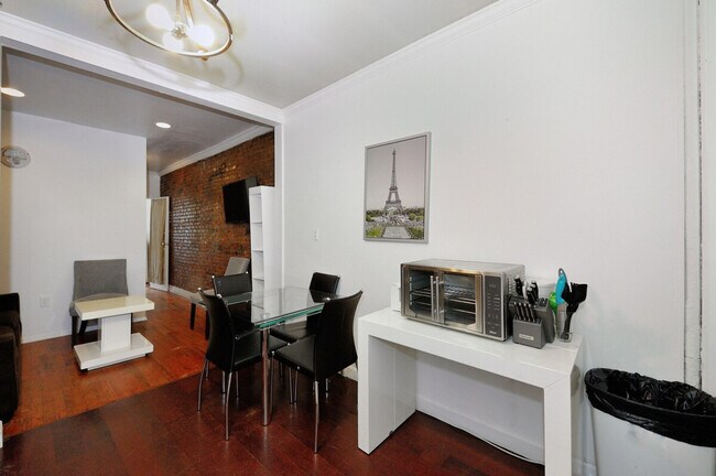 Building Photo - 400 W 41st St