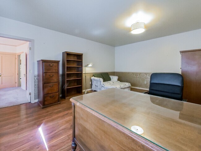 Building Photo - Welcome to this beautiful 2 bedroom, 2 bat...