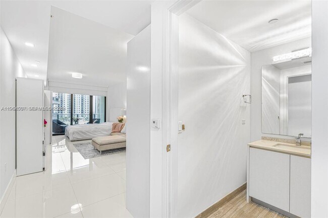 Building Photo - 1010 Brickell Ave