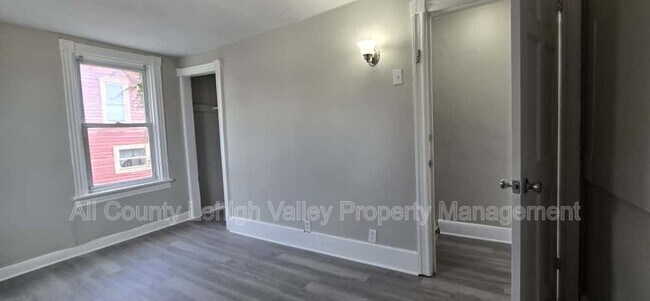 Building Photo - 525 N Plum St