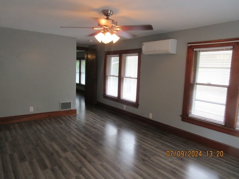 Building Photo - 919 W 8th St