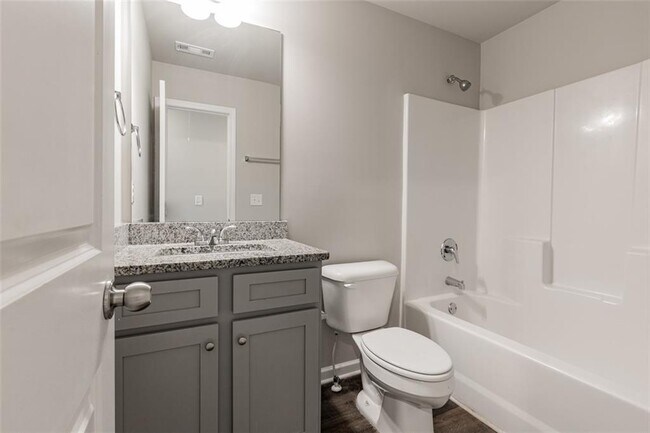 Building Photo - 9220 Golfview Cir
