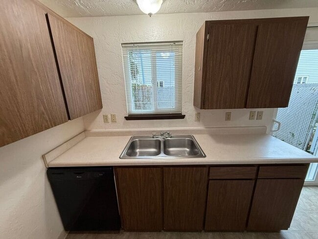 Building Photo - 2501 SW Pickford St