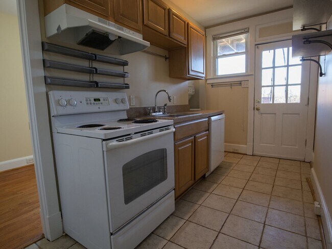 Building Photo - Spacious 2-Bed/1-Bath Ground Floor Apt w/ Patio & Yard in Manchester!
