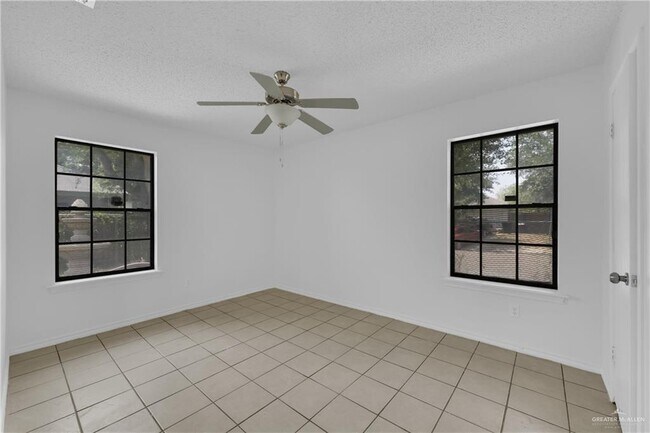 Building Photo - 13 Goldenrod Ave