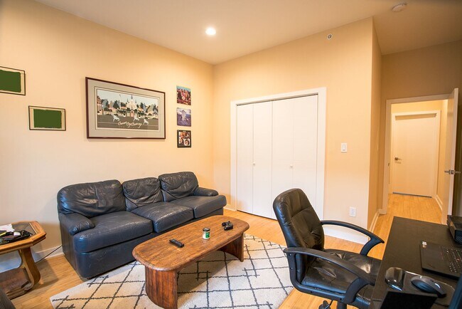 Building Photo - Graduate Hospital Three Bedroom Home