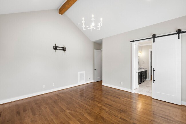 Building Photo - **Luxury 4/4 with Fenced in Yard**