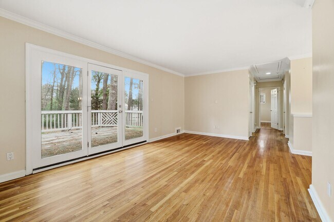 Building Photo - Renovated Home in the Heart of Brookhaven