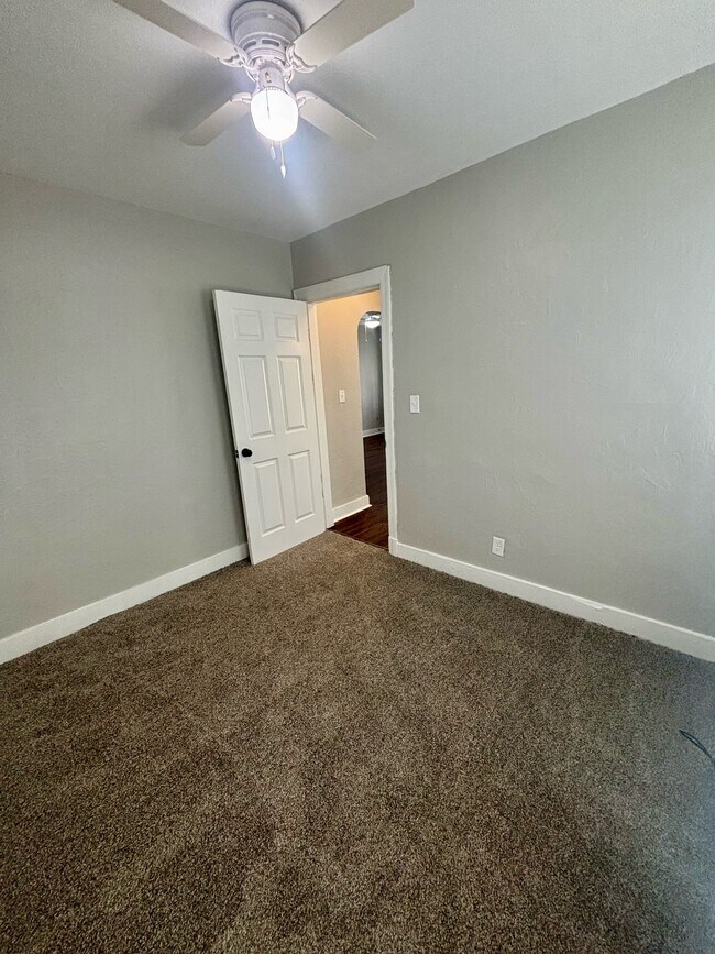 Building Photo - 1547 Longfield Ave