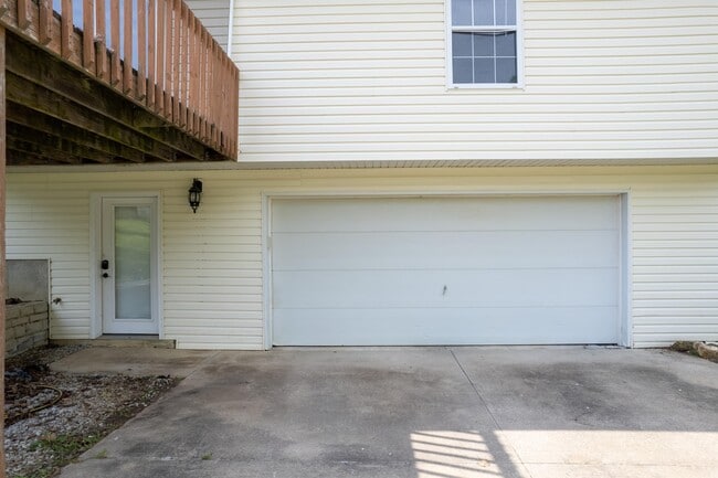 Building Photo - 1305 E Omaha Ct