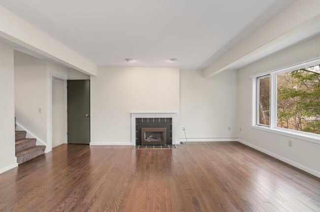 Building Photo - 2BD/1.5BA Shelburne Townhouse