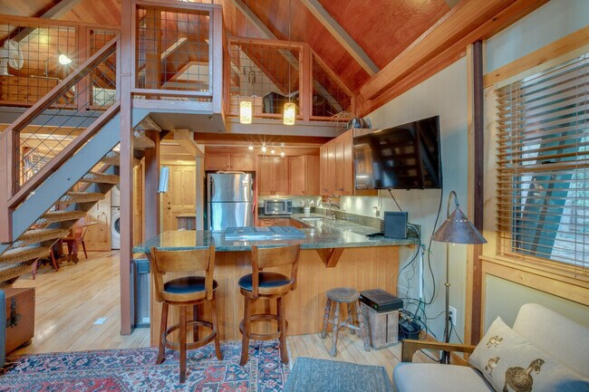 Building Photo - 7040 Bellevue Ave