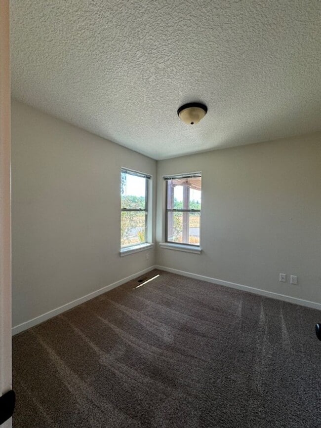 Building Photo - Dont miss out on this charming four bedroo...