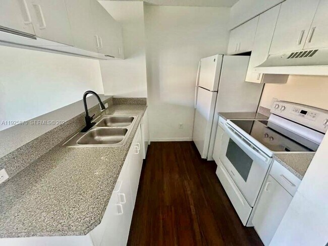 Building Photo - 460 S Park Rd