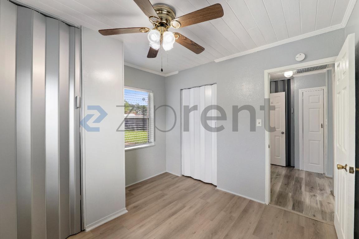 Building Photo - Unit