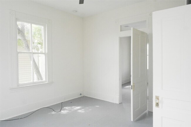 Building Photo - 304 18th St