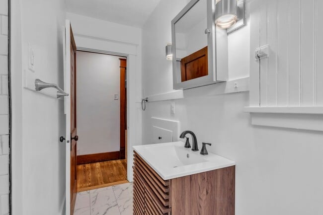 Building Photo - 2 Bed 1 Bath in Rochester, PA