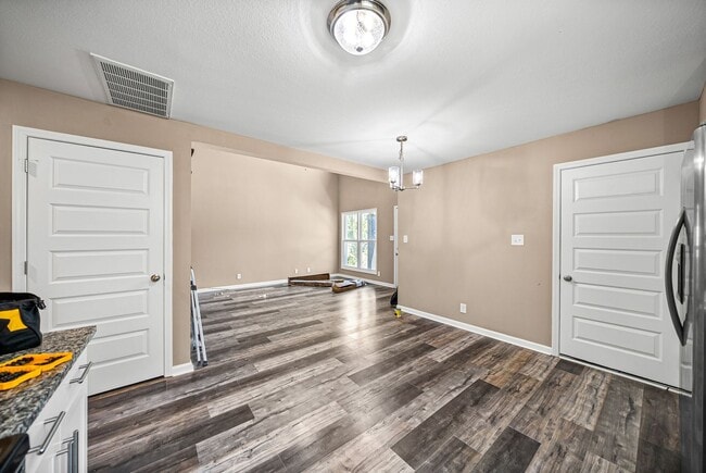 Building Photo - Beautiful 3 Bedroom 2 Full Bath Home For Rent!