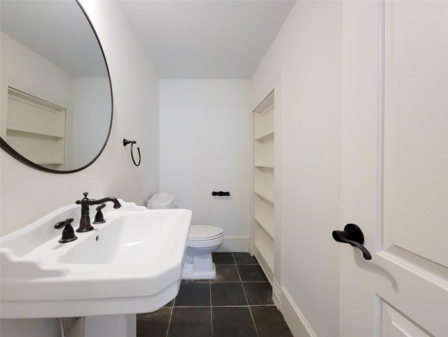 Building Photo - 704 E 9th St