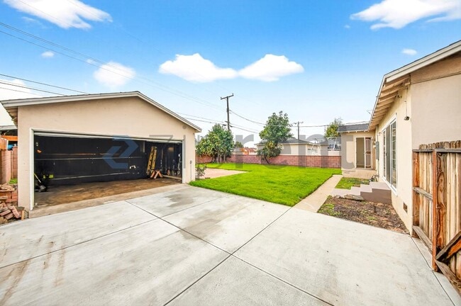 Building Photo - 1200 E Elgenia Ave