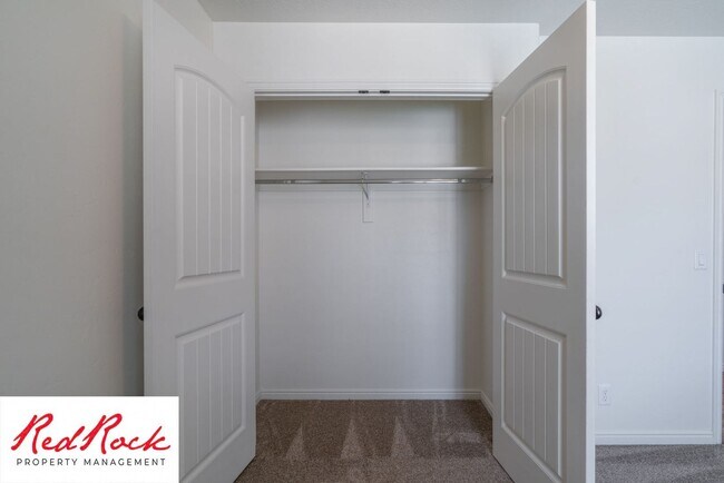 Building Photo - DOG-FRIENDLY 4 Bedroom Townhome with INTERNET INCLUDED!