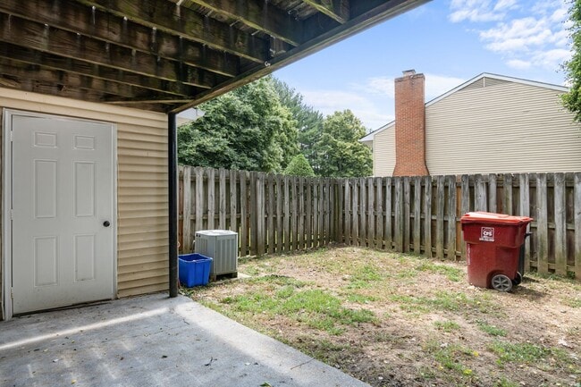 Building Photo - 3 to 4 Bed/3 1/2 Bath. Pet friendly.  Rese...