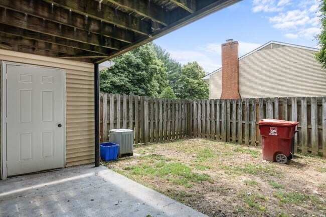 Building Photo - 3 to 4 Bed/3 1/2 Bath. Pet friendly.  Reserved Parking