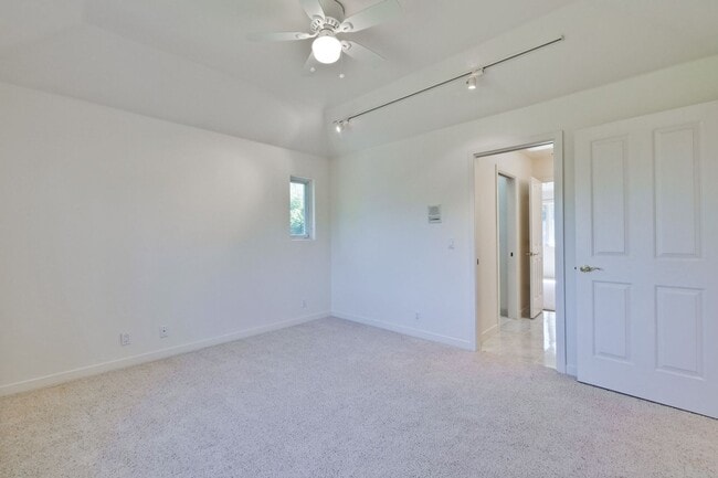 Building Photo - Large 3,767 sqft home on a 10,000 sqft lot- 2 bed located on 1st floor w/ separate entrance - Top...