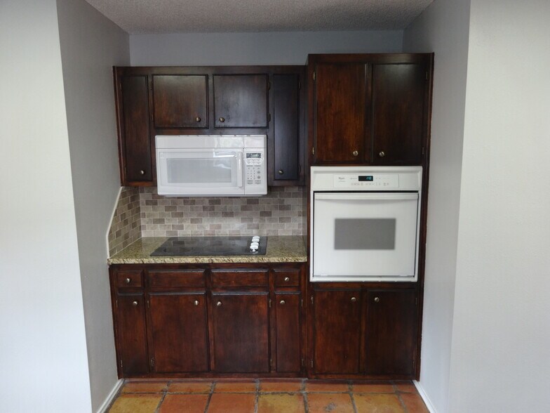 Kitchen - 4406 Parkhurst Dr