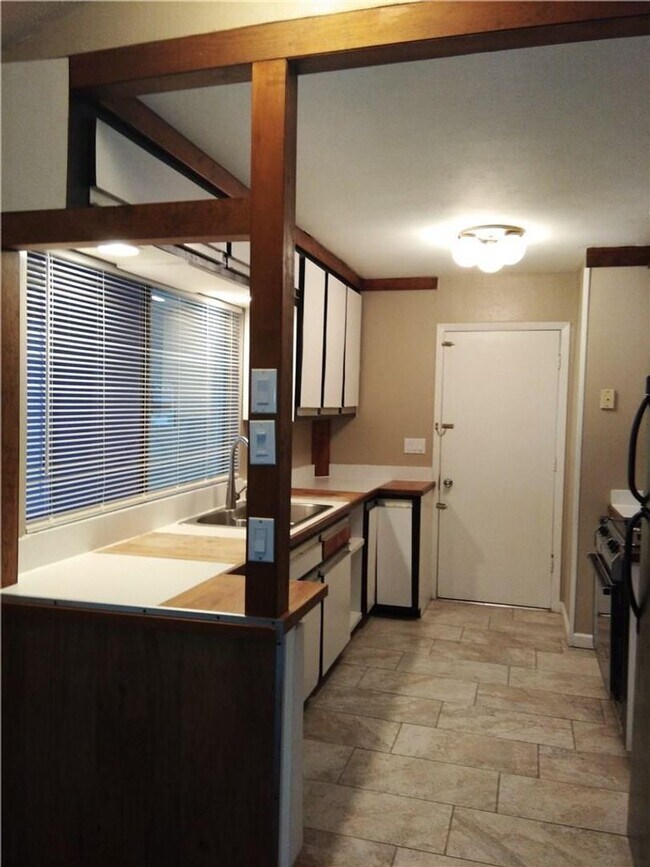 Building Photo - Cozy 3 Bed / 2 Bath Single-Family Home for...