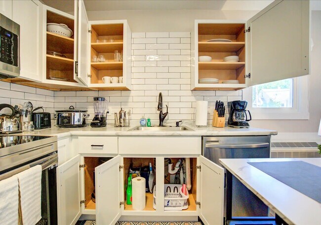 Building Photo - 156 Rodney Ct