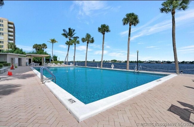 Building Photo - 2600 N Flagler Dr