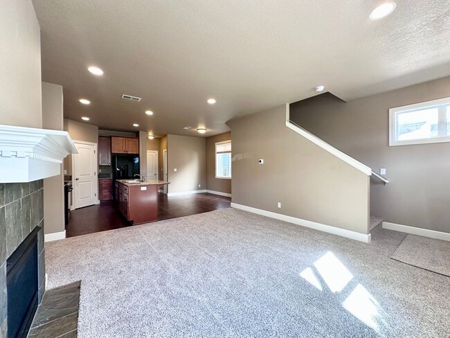 Building Photo - Modern 3 Bed/2.5 Bath with Double Car Garage Townhome in Sandy, OR!