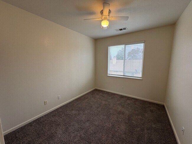 Building Photo - Spectacular home available now in a great neighborhood!