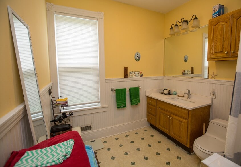 Building Photo - 388 Summer St