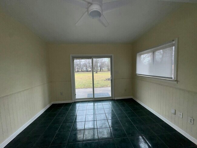 Building Photo - 2363 E Maple Rd