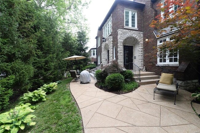 Building Photo - 7572-74 York