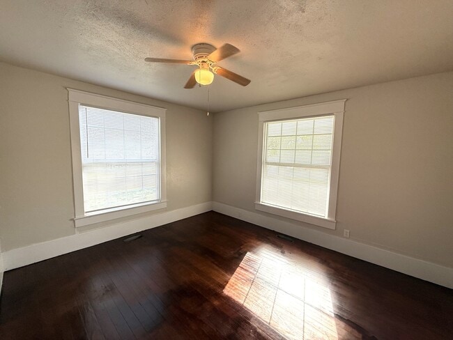 Building Photo - 524 Carter St SE