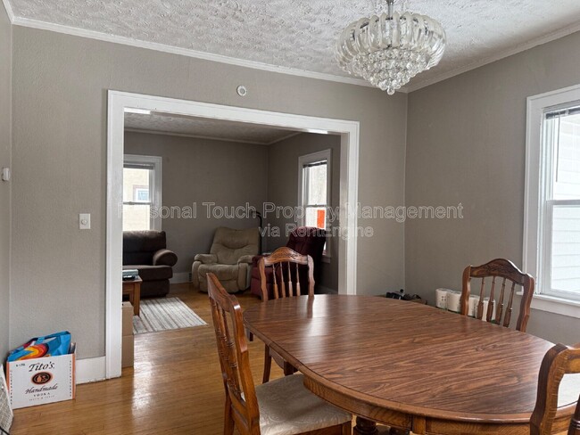 Building Photo - 606 5th St S