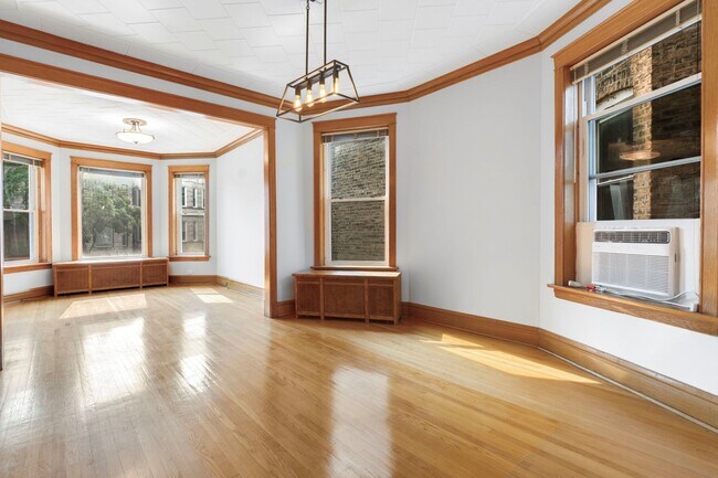 Building Photo - 2630 N Sacramento Ave