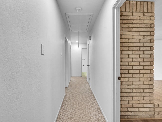 Building Photo - 418 Oakhill Dr