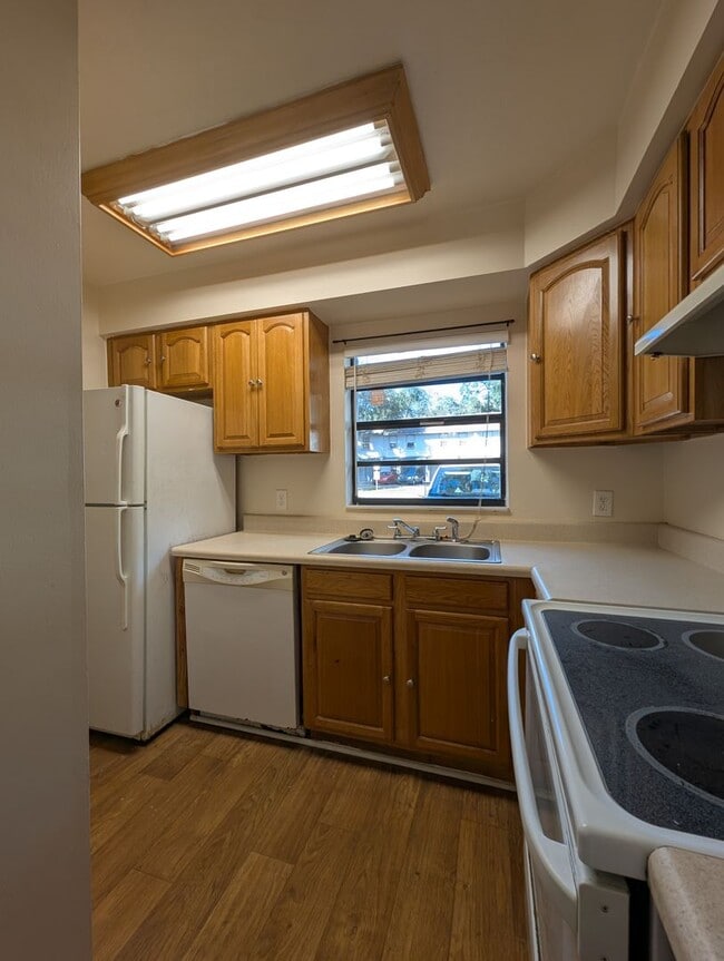 Building Photo - $1100 - 2 Bed/1½ Bath Townhouse - Mossy Oa...