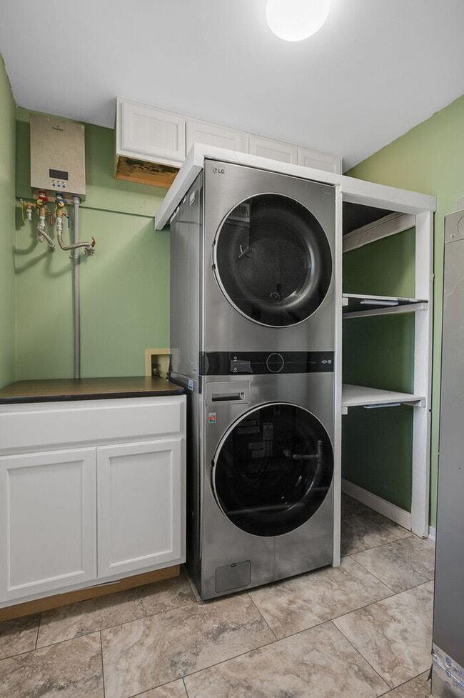 Building Photo - Beautifully Updated Single-Family Home in ...