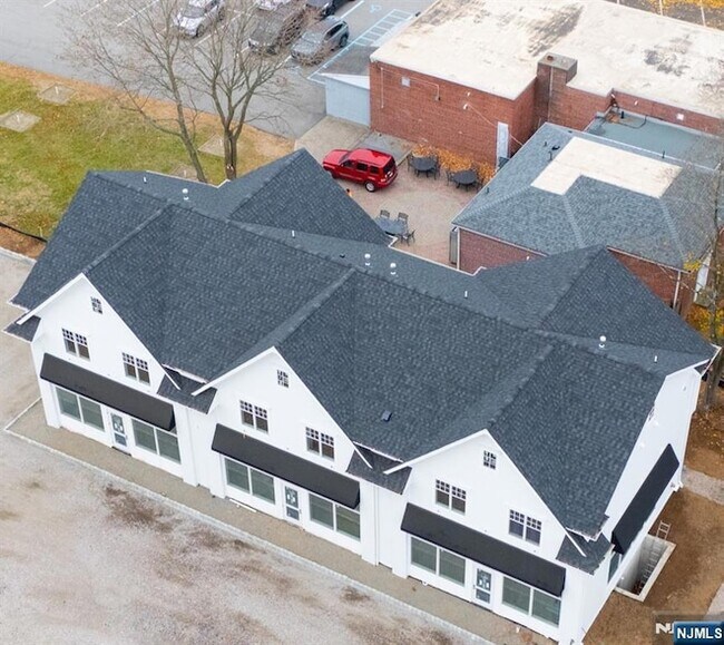 Building Photo - 445 Ramapo Valley Rd