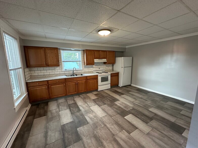 Kitchen view 1 - 18 W North St