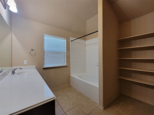 Building Photo - 2515 Wynngate Dr
